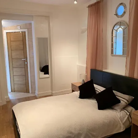 Modern Apartment In Twickenham Highstreet